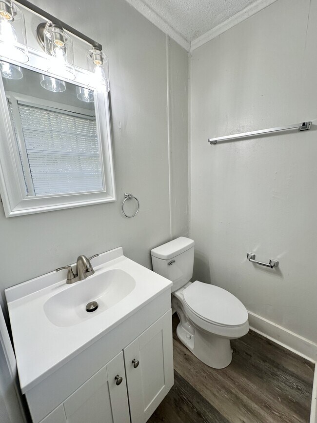 Building Photo - 724 Illinois Rd