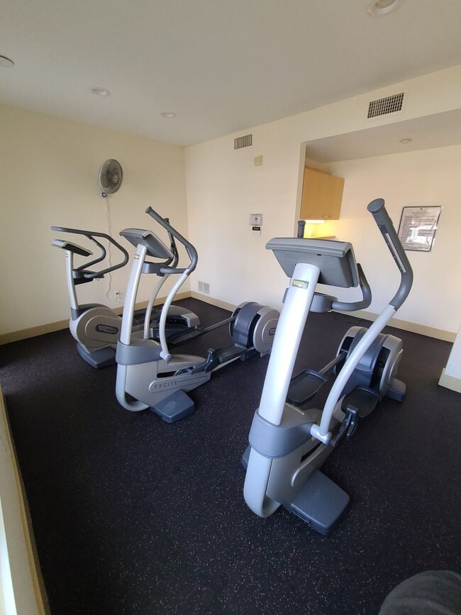 Building Photo - 1 bed 1 bath in UTC with great amenities Pool, hot tub, gym, underground parking.