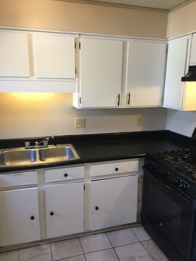 Building Photo - 2 Bedroom 2.5 Bath Townhome in Spicewood Townhome Community