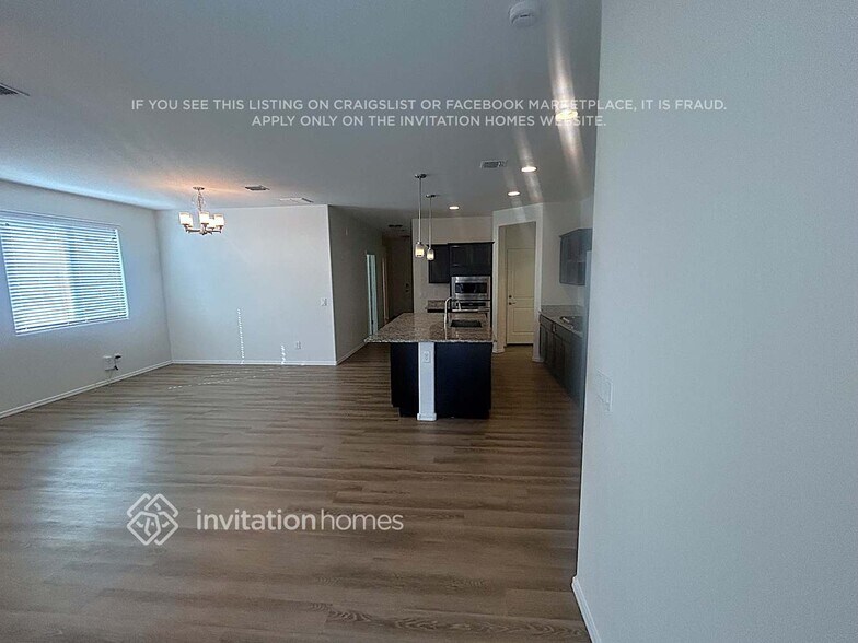 Building Photo - 8030 W Paradise Dr