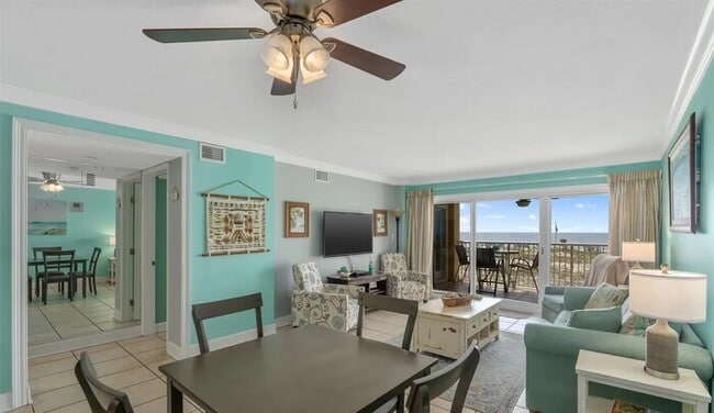 Building Photo - This charming, spacious ground-level unit 2bedr 2bath