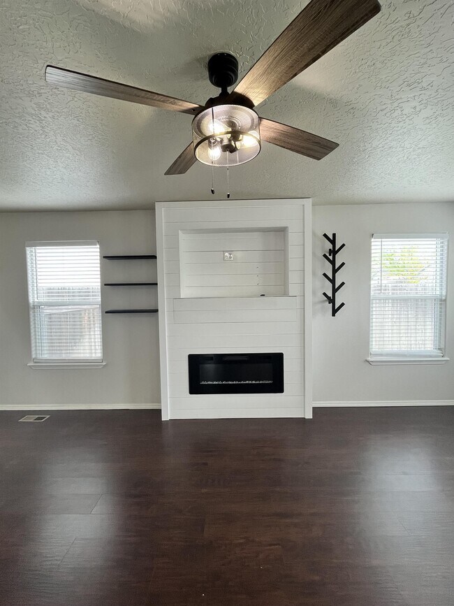 Building Photo - 2057 W Shy Creek Pl