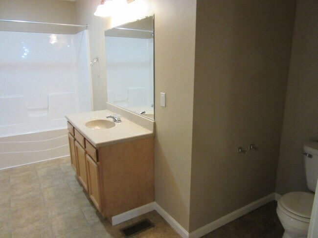 Building Photo - Large 5 Bedroom, 2 Bathroom Eastside Home - Pets Welcome*