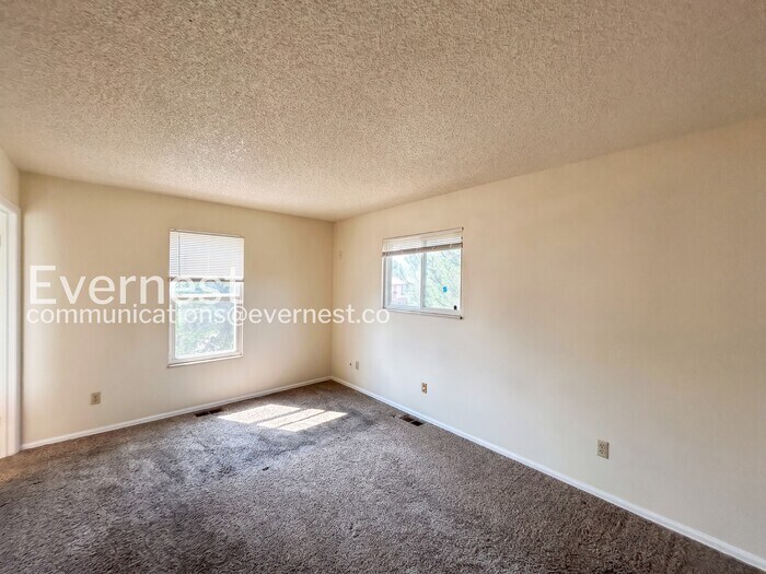 Building Photo - 2702 Dickens Dr