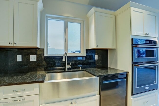 Building Photo - Live in luxury and style in this new, modern 4 bedroom home with upgraded everything, mountain vi...