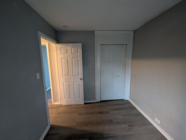 Building Photo - 2-Bedroom, 1-Bathroom Home – $1,150/Month | Accepting Section 8