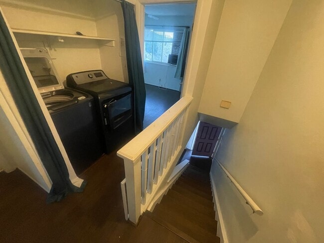 Building Photo - Beautiful Two Bedroom Home! End Unit!