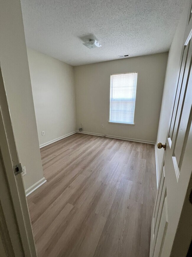Building Photo - 3 Bedroom 2 Bath House on Peachtree Avenue...