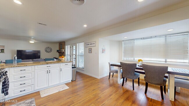 Building Photo - 453 El Camino Dr