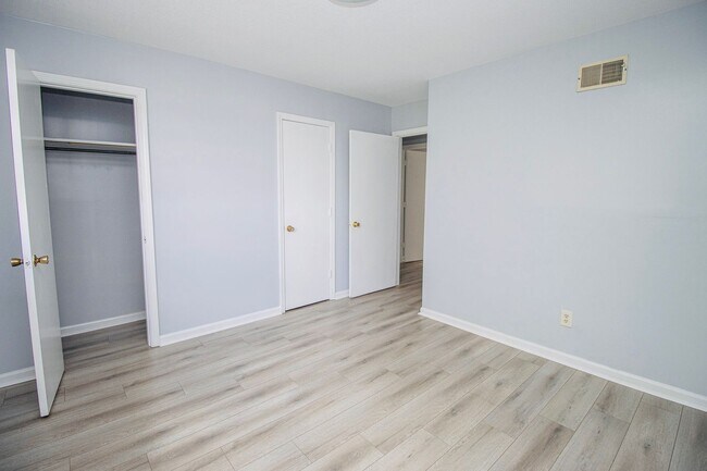 Building Photo - Spacious 2 Bedroom, 1 Bath - Available NOW!