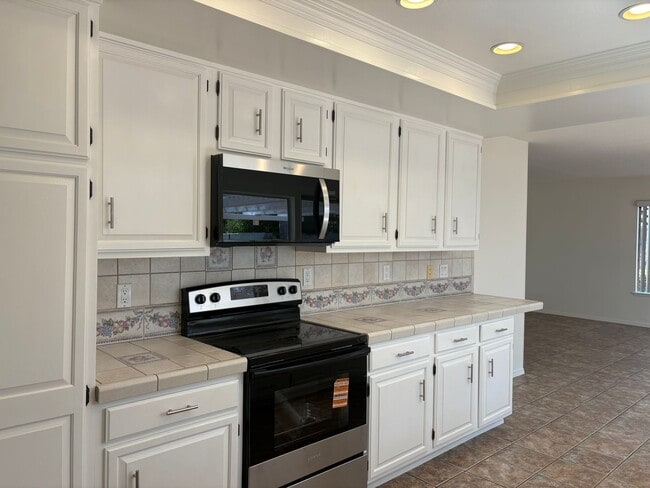 Building Photo - Spacious 5 bedroom 2 1/2 bathroom Westpark...