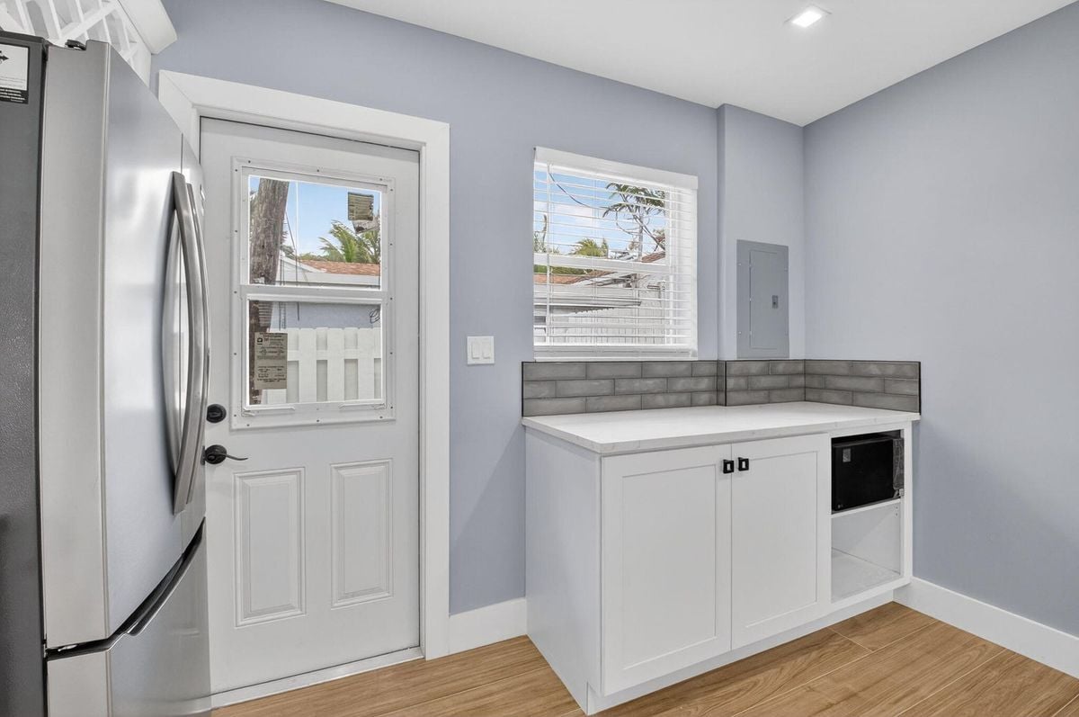 Building Photo - 341 SE 3rd Ave