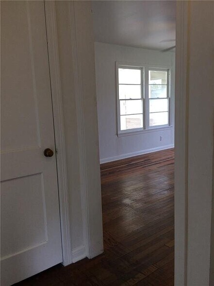 Building Photo - 4602 Leslie Ave