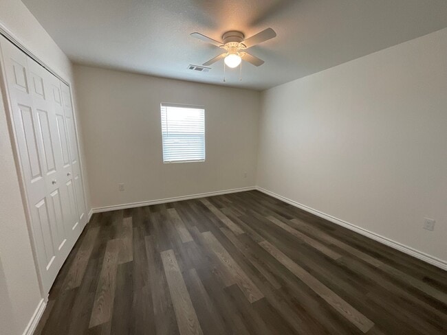 Building Photo - Beautiful 2 Bedroom/ 1 1/2 Bath Duplex in Kingsland, TX.