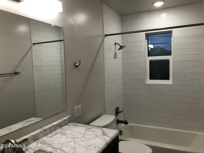 Building Photo - 607 E Encanto Dr
