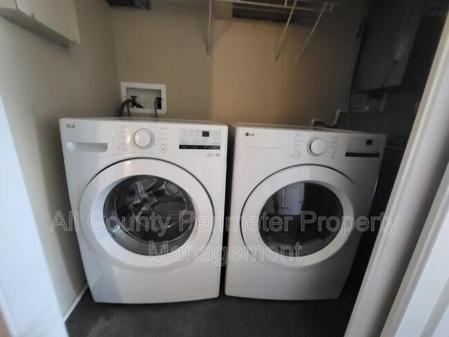 Building Photo - 560 Dutch Valley Rd NE