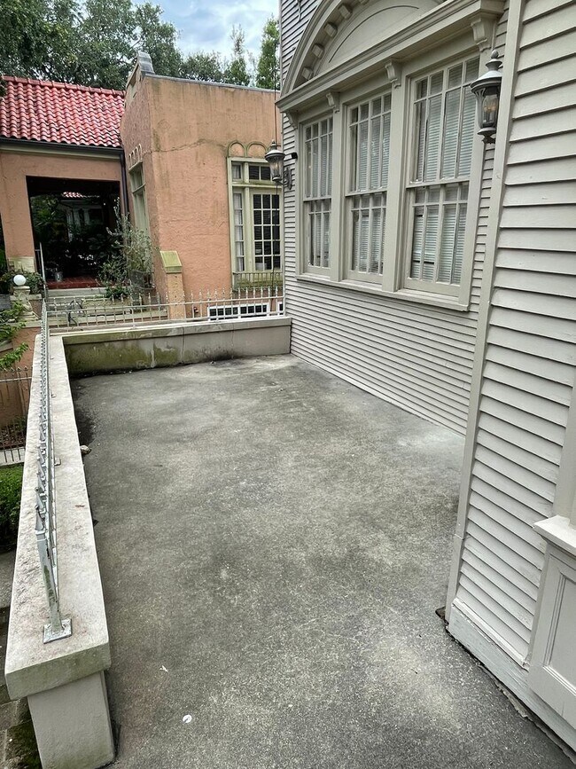 Building Photo - 3620-3620 Napoleon Ave