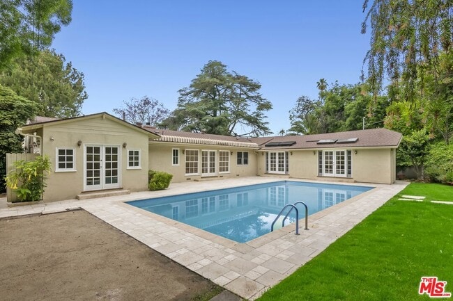 Building Photo - 18080 Karen Dr