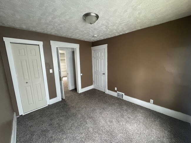 Building Photo - 1056 E 99th St