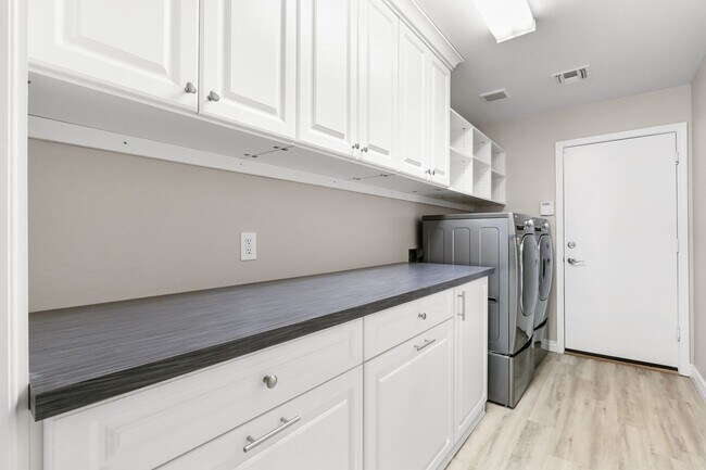 Building Photo - Gorgeous Everything you Need 4Bedroom plus Den Chandler Home!