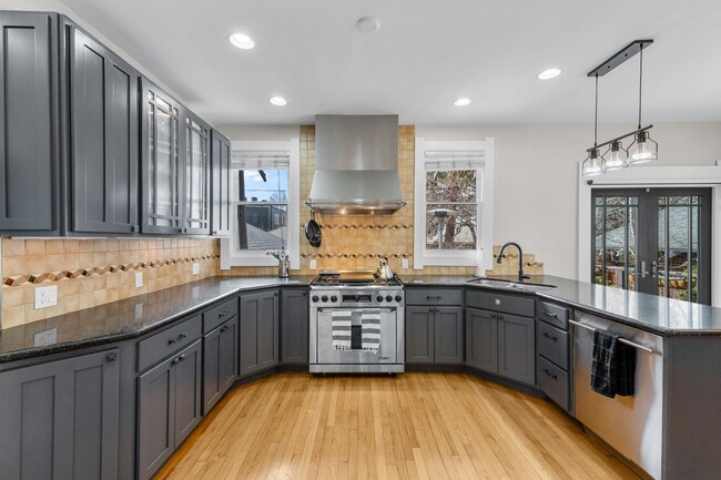 Building Photo - Gorgeous Washington Park Bungalow!