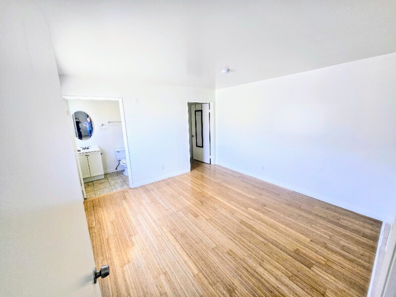 Building Photo - 843 S Ardmore Ave
