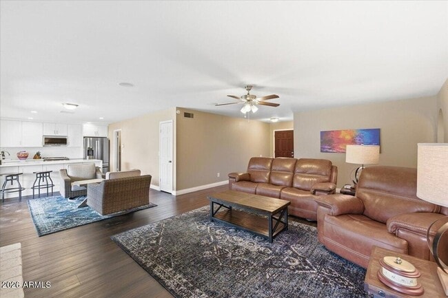 Building Photo - 6101 E Greenway Ln