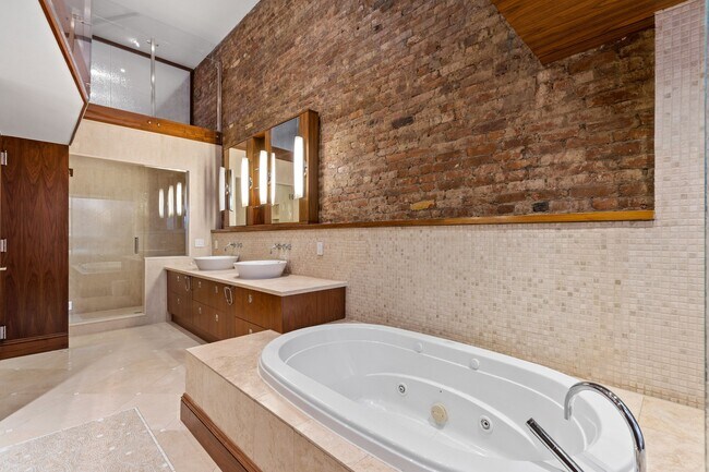 Building Photo - 10 E 14th St