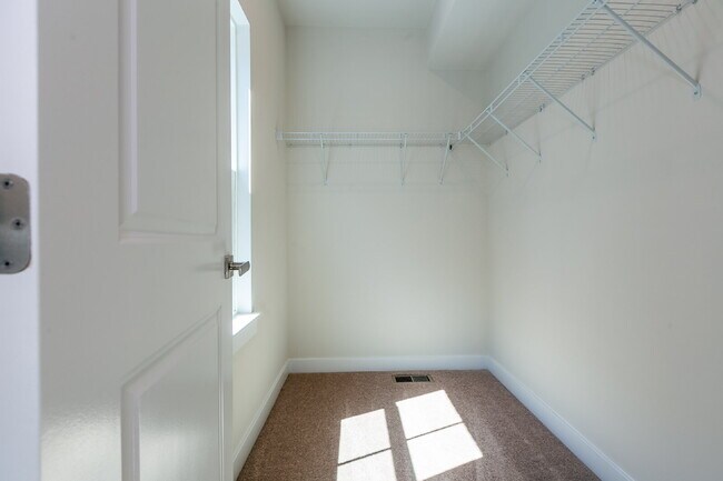 Building Photo - Elegant Townhome Living Near Herndon Conveniences