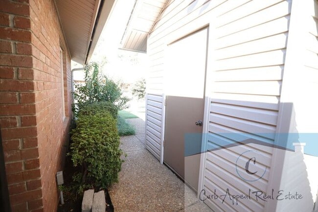 Building Photo - Beautiful 2 bedroom / 2 bath condo - sunro...