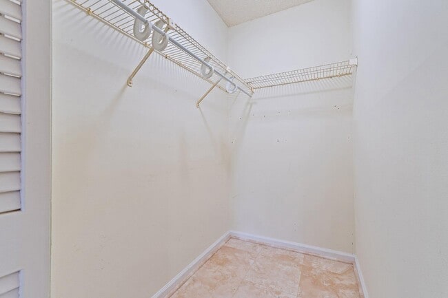 Building Photo - 413 Brackenwood Ln S