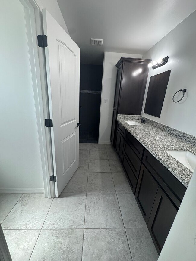 Building Photo - LARGE CORNER LOT