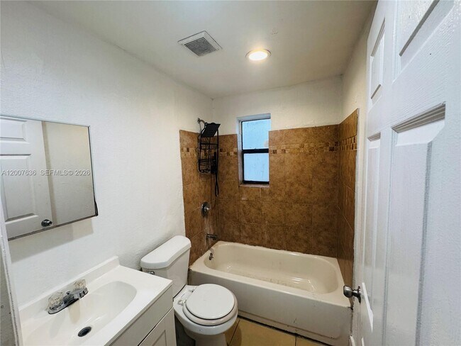 Building Photo - 536 SW 6th Terrace