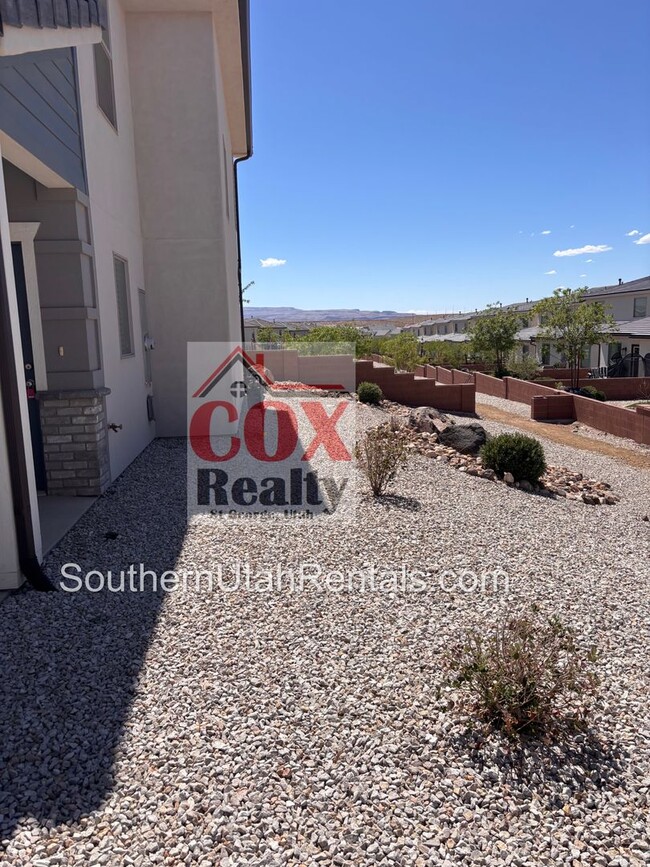 Building Photo - 4 bed / 2.5 bath / 2 car Desert Canyons house