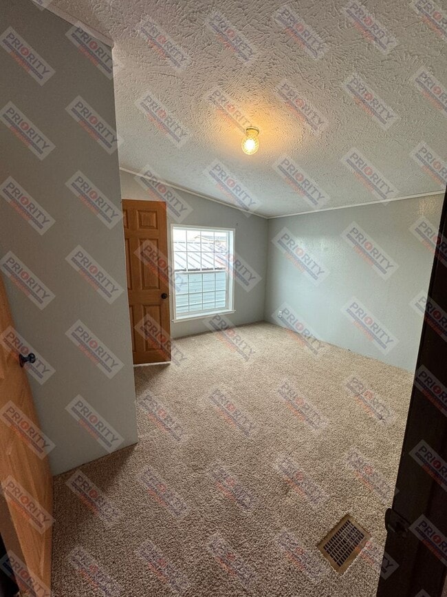 Building Photo - Spacious 4 bedroom single family home