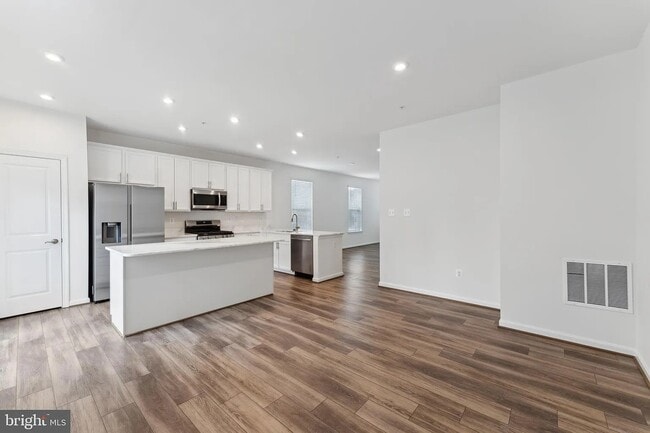 Building Photo - 204 Jenkins Way