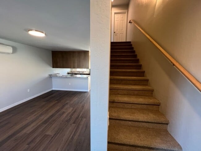 Building Photo - Newer and Updated Townhome in the Heart of...