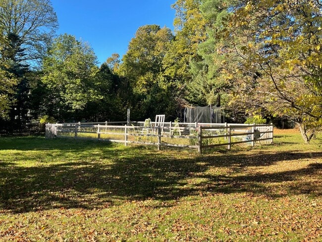 Building Photo - Charming 5-Bedroom 3.5 bath Home for Rent ...
