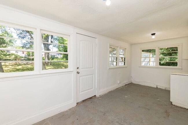 Building Photo - Beautifully Remodeled Three Bedroom Home!