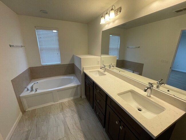 Building Photo - 3 Bed/2.5 Bath, 2 Story Townhome in Legacy Park