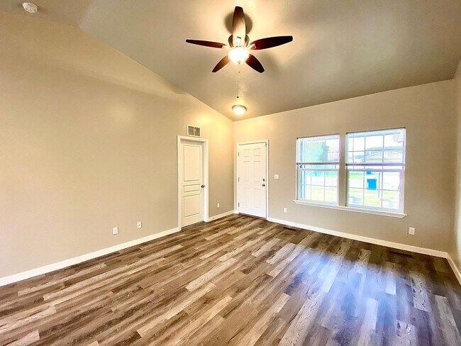 Building Photo - 4 Bedroom + Bonus with 2 baths available 8/22