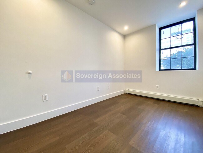Building Photo - 45 Tiemann Pl