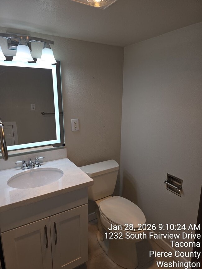 Building Photo - View home North Tacoma - 3 bedroom, 3.5 bathroom, 6 car garage - Available NOW!!!