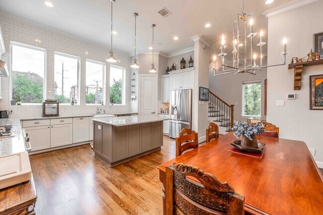 Building Photo - Luxury End Unit Rental with Elevator, Downtown Views, and Sky Deck ($150 off the second month!)