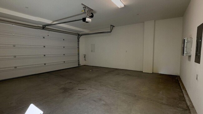 Building Photo - 26149 Park Ave