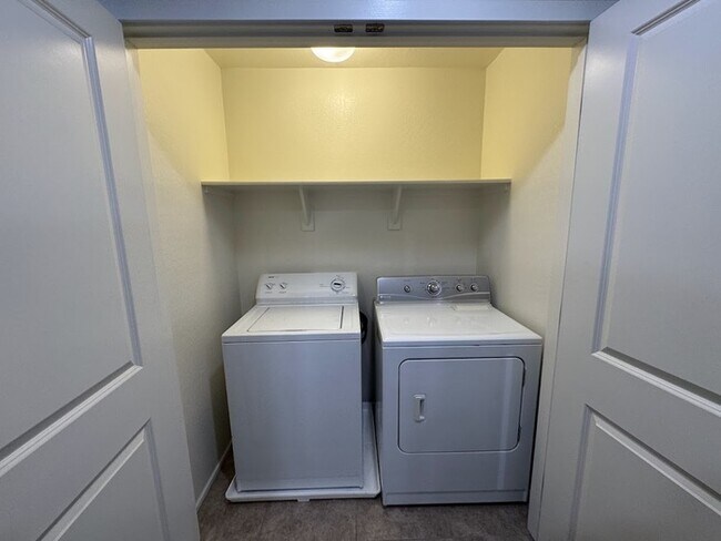 Building Photo - Chandler Luxury Townhome