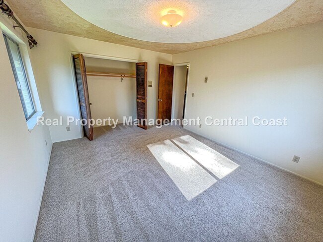 Building Photo - AVAILABLE OCTOBER - Large 4 Bedroom / 3 Ba...