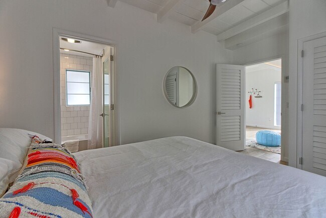 Building Photo - 1076S - Seaward Beach Modern Bungalows