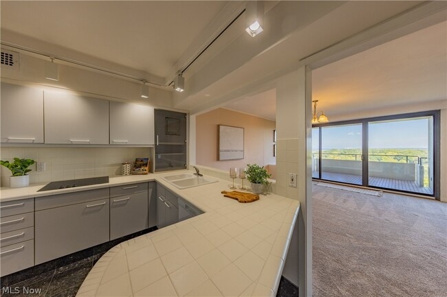 Building Photo - 1 Bratenahl Pl