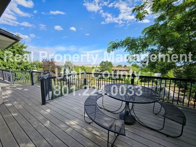 Building Photo - 675 Park Dr